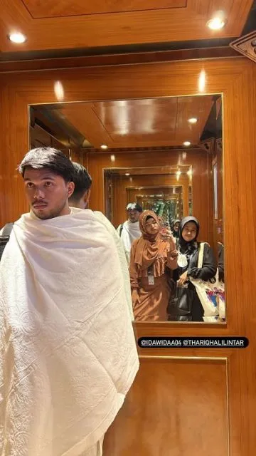 7 Potret Fuji Jalani Umrah, Bareng Thariq Halilintar dan Ajak Pengasuh Gala 11 Fuji
