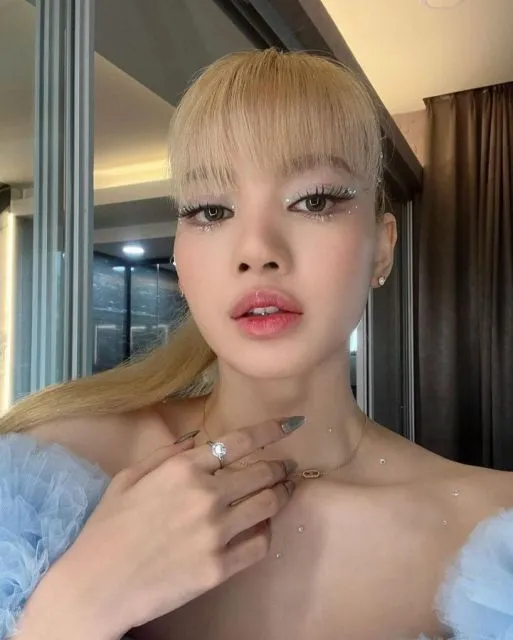 Detail Penampilan Lisa BLACKPINK di Hari Ulang Tahunnya yang Ke-25 6 Detail penampilan Lisa BLACKPINK saat ulang tahun