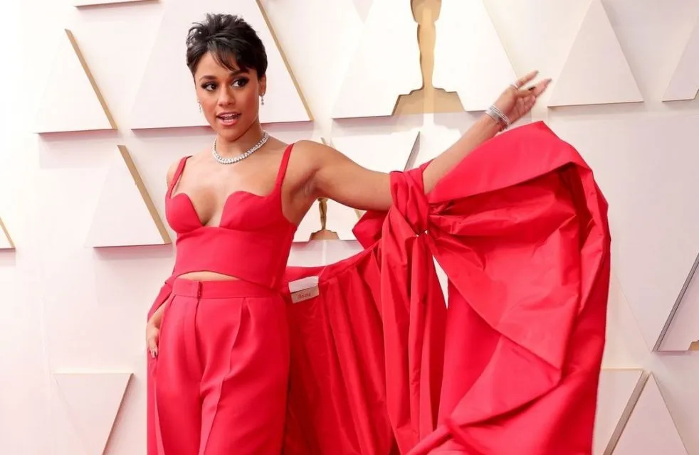 Parade Penampilan Busana Terbaik Selebritas di Ajang Oscar 2022. Stunning! 14