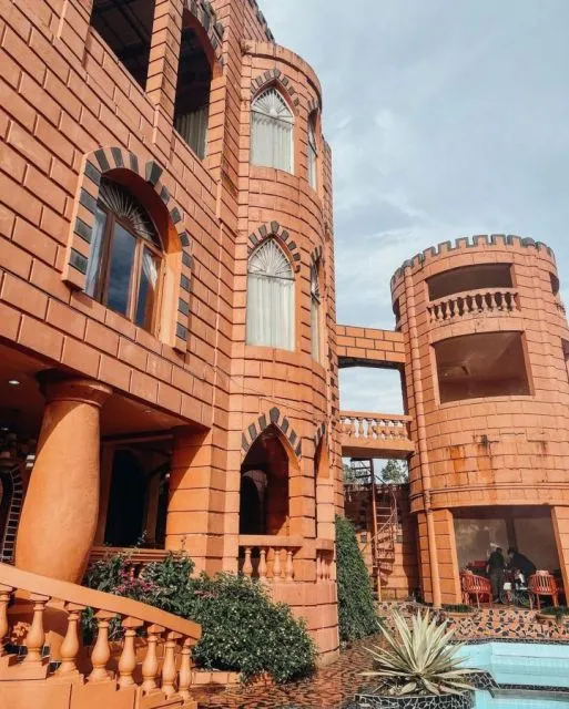 8 Potret Rumah Mewah Ibunda Tasya Farasya. Bak Istana di Negeri Dongeng 11 Bangunannya mirip istana