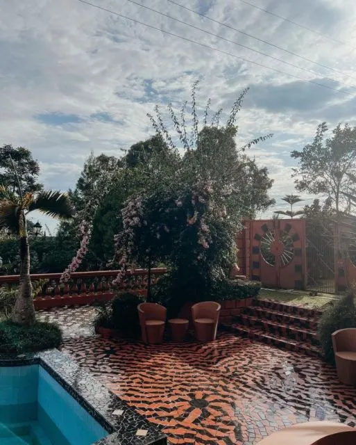 8 Potret Rumah Mewah Ibunda Tasya Farasya. Bak Istana di Negeri Dongeng 16 Suasana asri kolam renang