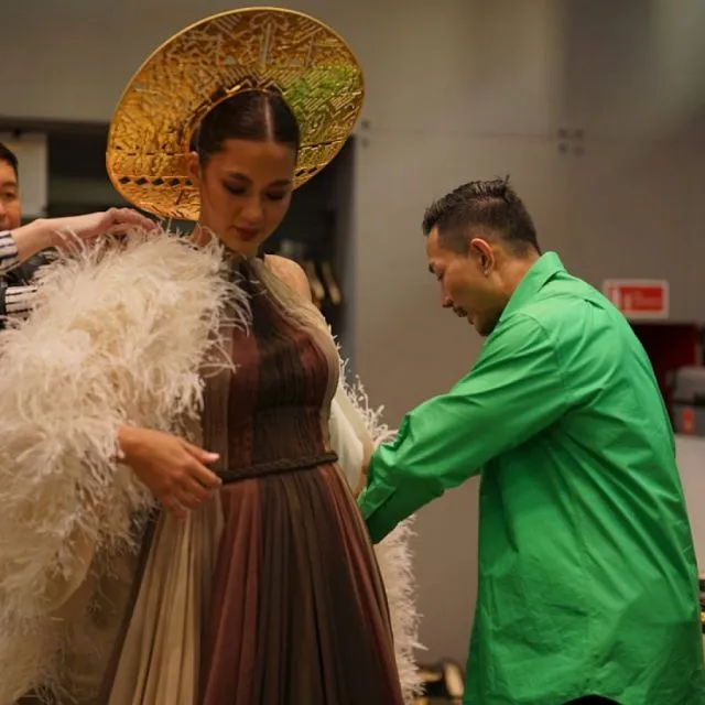 Potret Paula Verhoeven yang Melenggang di Arab Fashion Week 5 Potret Paula di Arab Fashion Week
