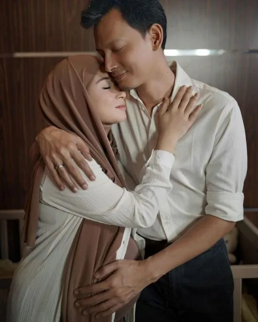 Selamat! Aktor Fedi Nuril dan Sang Istri Dikarunia Anak Ketiga 2 Fedi Nuril sambut kelahiran anak ketiga