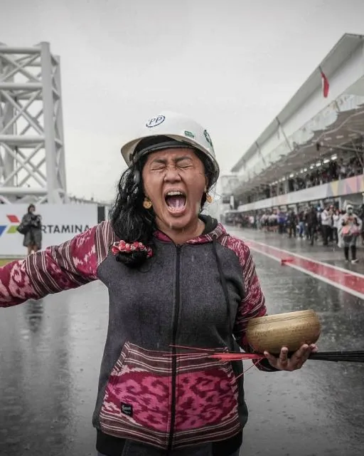 Ritual Pawang Hujan Rara Istiati di MotoGP Mandalika Viral, Jadi Sorotan Dunia 3 Pawang hujan Rara Istiati menjalankan ritual menghentikan hujan di Sirkuit Mandalika