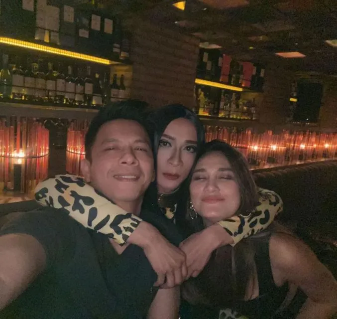 Klarifikasi Aming Soal Foto Bareng Luna Maya dan Ariel NOAH 3 Aming foto bersama Luna Maya dan Ariel Noah, tuai sorotan warganet