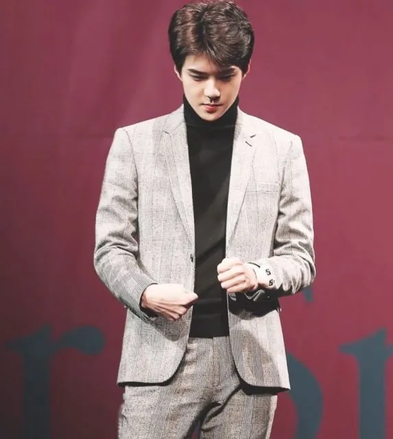 10 Inspirasi Outfit ala Sehun EXO, Clean Look! 13 Style Sehun EXO