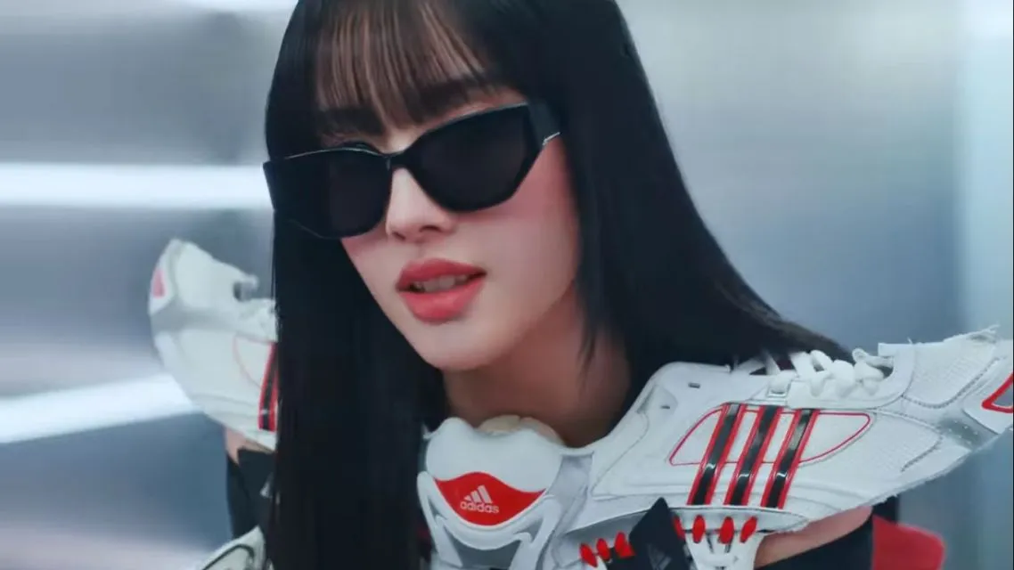 Kostum Atasan Unik Para Idol Kpop, Mulai dari Sneakers Sampai Kaus Kaki 13 Kostum atasan idol Kpop