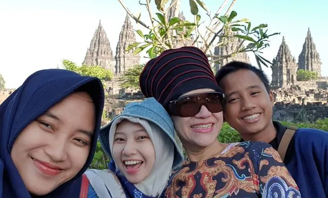 Keluarga Dorce Gamalama Jelaskan Soal Isu Rebutan Warisan dengan Anak Angkat 4 Keluarga Dorce Gamalama Jelaskan Isu Rebutan Harta Warisan dengan Anak Tiri