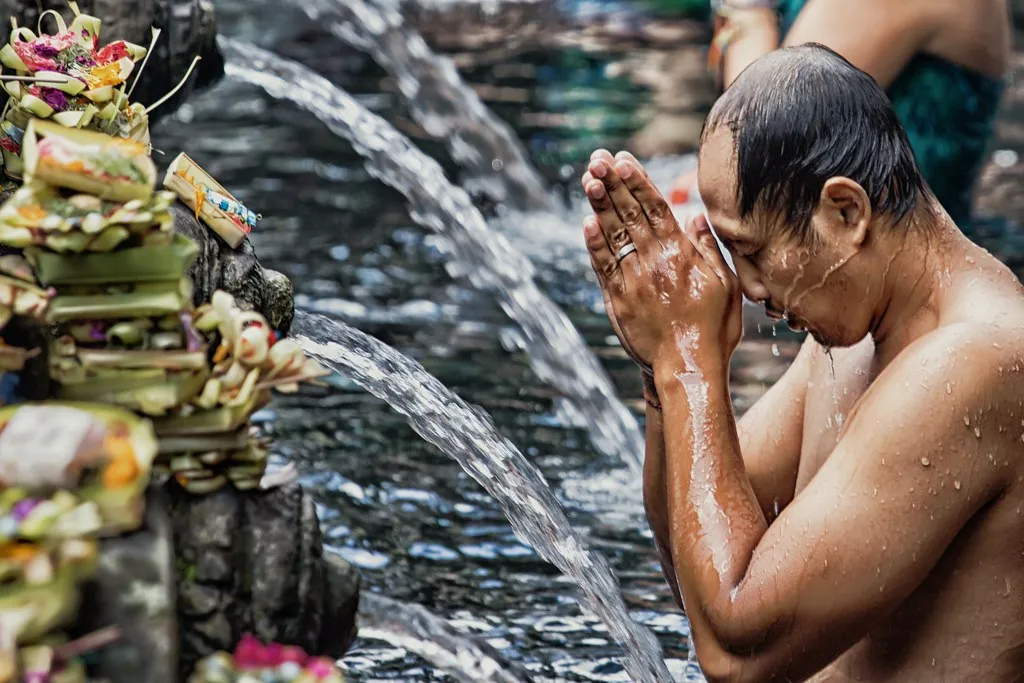 Mengenal Tradisi Melukat, Salah Satu Tradisi Bali yang Juga Jadi Wisata Spiritual 2