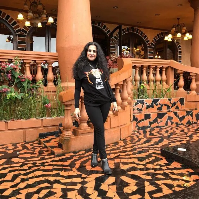 8 Potret Rumah Mewah Ibunda Tasya Farasya. Bak Istana di Negeri Dongeng 12 Lantai bercorak hitam oranye asimetris