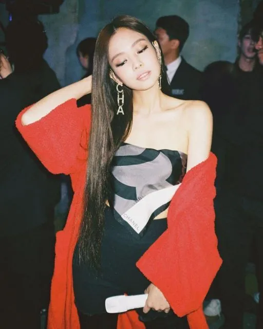 Kostum Atasan Unik Para Idol Kpop, Mulai dari Sneakers Sampai Kaus Kaki 10 Kostum atasan idol Kpop