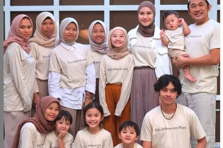 9 Ide Baju Sarimbit ala Keluarga Selebritas Terbaru. Pas nih Buat Lebaran 17 Inspirasi baju sarimbit keluarga ala seleb terbaru