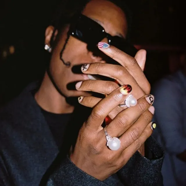 8 Figur Publik yang Pamer Nail Art Kece nan Unik. Stunning Abis! 13 Seleb laki-laki dengan nail art