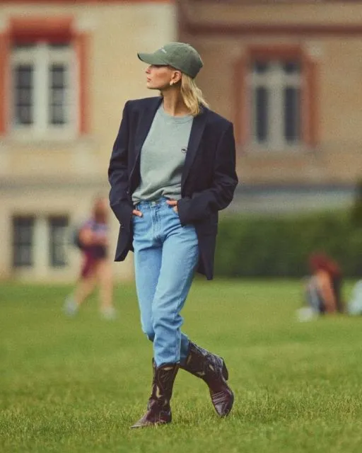9 Padu Padan Blazer ala Hailey Bieber yang Bisa Jadi Inspirasimu 12 Inspirasi padu padan blazer ala Hailey Baldwin
