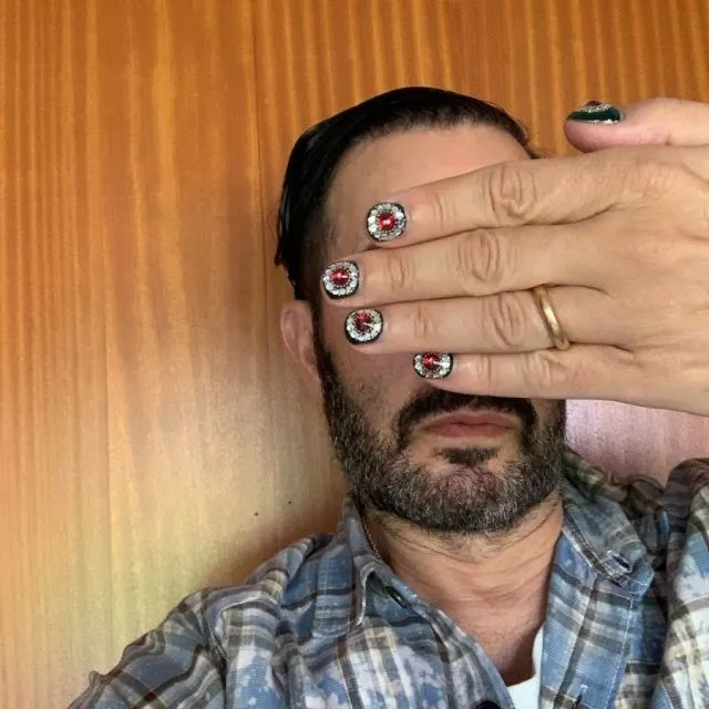 8 Figur Publik yang Pamer Nail Art Kece nan Unik. Stunning Abis! 16 Seleb laki-laki dengan nail art