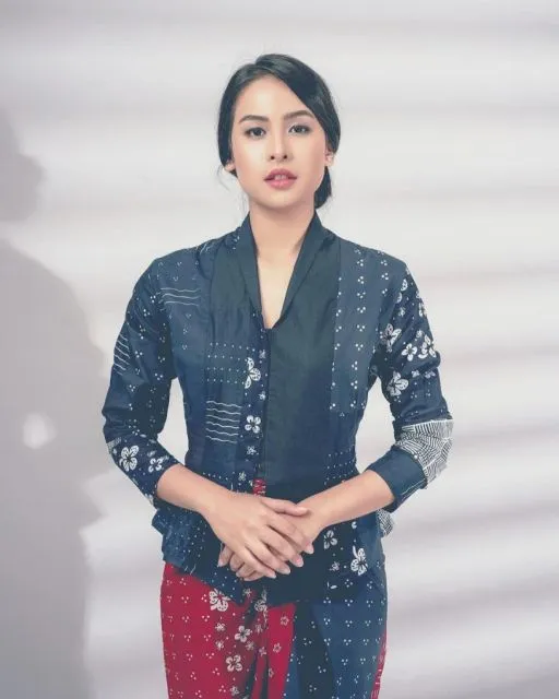 8 Potret Maudy Ayunda dalam Berbagai Kebaya, Cantik dan Anggun! 12 Potret Maudy Ayunda mengenakan kebaya