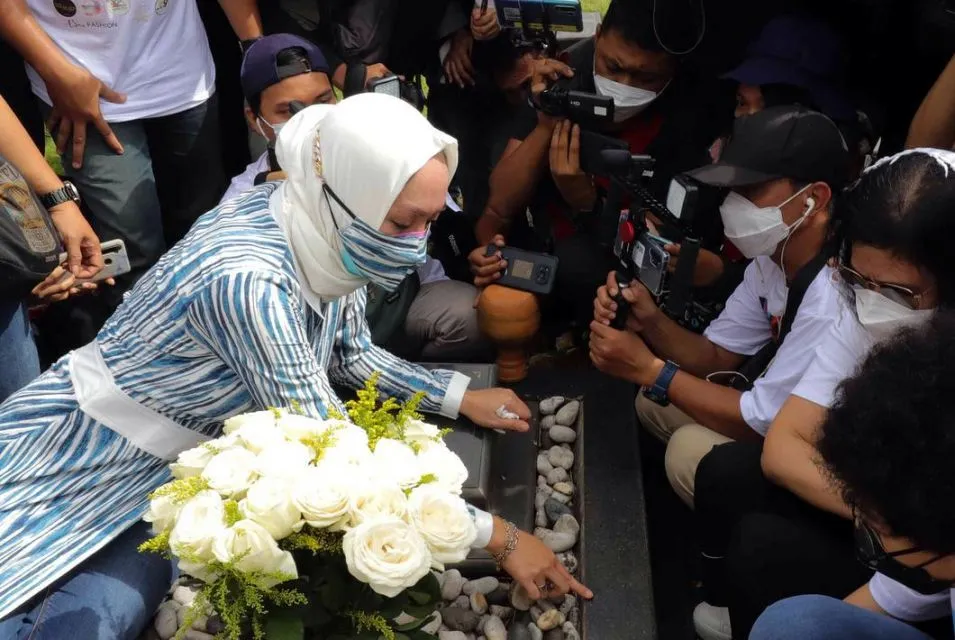 Angelina Sondakh Ziarah ke Makam Adjie Massaid, Minta Maaf 10 Tahun Tinggalkan Anak 4 Angelina Sondakh