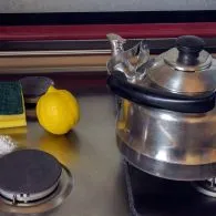 7 Tips Membersihkan Perabot Rumah dengan Lemon. Bisa Jadi Kinclong!