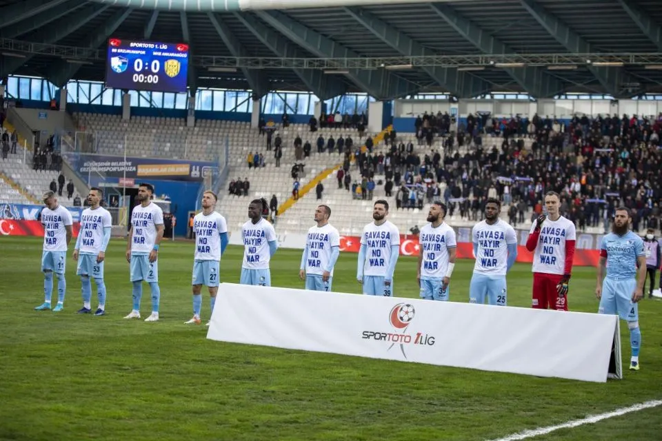Aykut Demir, Pemain Bola Turki yang Menolak Menggunakan Kaus Solidaritas Untuk Ukraina 3 Aykut Damir, tidak mendukung apa yang dilakukan Rusia kpada Ukraina namun ia hanya menyinggung ketimpangan yang terjadi terhadap Timur Tengah