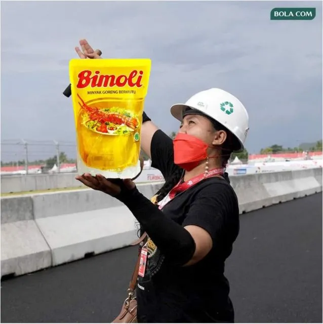 10 Potret Meme Moto GP Mandalika, Bukti Warganet Indonesia Sangat Kreatif 13 Mba Rara dan minyak