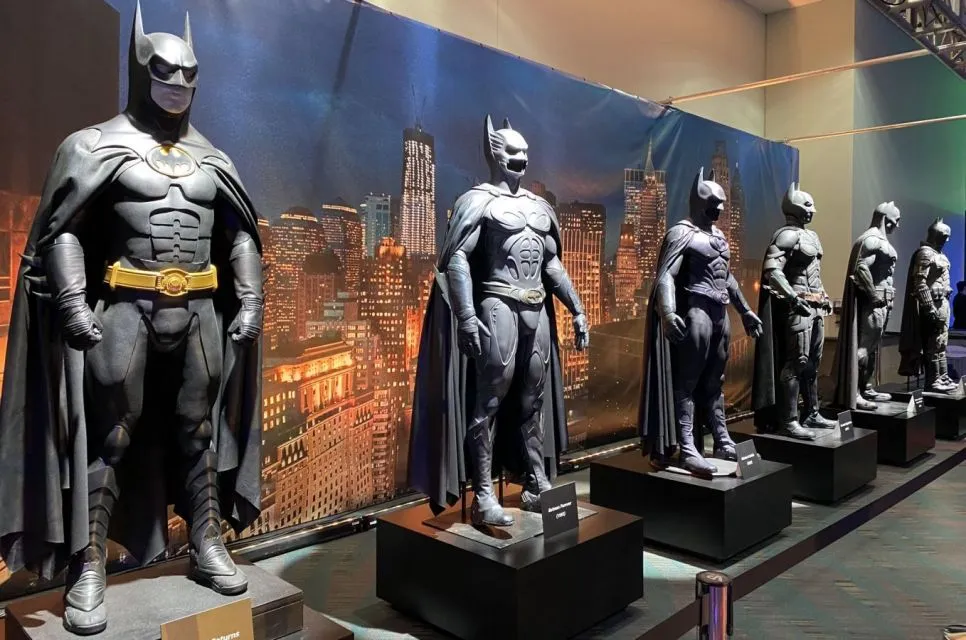 DC Comics Meluncurkan 200.000 Koleksi Digital NFT Bat Cowl Colection, Berminat? 2 Pameran kostum Batman