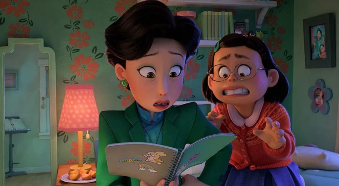 5 Alasan Kenapa Film Turning Red Layak Untuk Kamu Menontonya! 7 Ming (Sandra Oh) and Meilin (Rosalin Chieng)