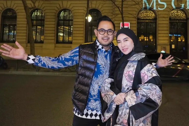 Gaya Busana Seleb Indonesia Bangga Pakai Batik di Paris Fashion Week 2022 14 artis indonesia pakai batik di paris