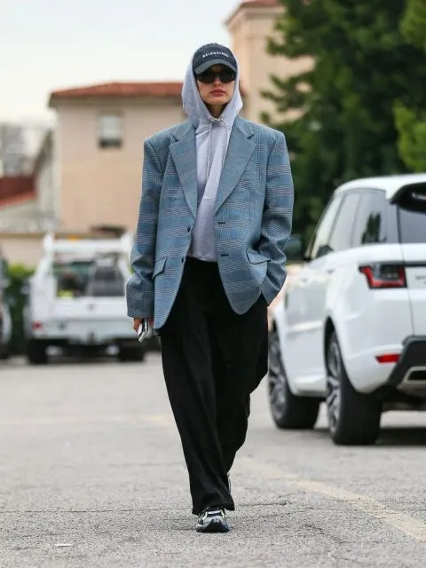 9 Padu Padan Blazer ala Hailey Bieber yang Bisa Jadi Inspirasimu 17 Inspirasi padu padan blazer ala Hailey Baldwin