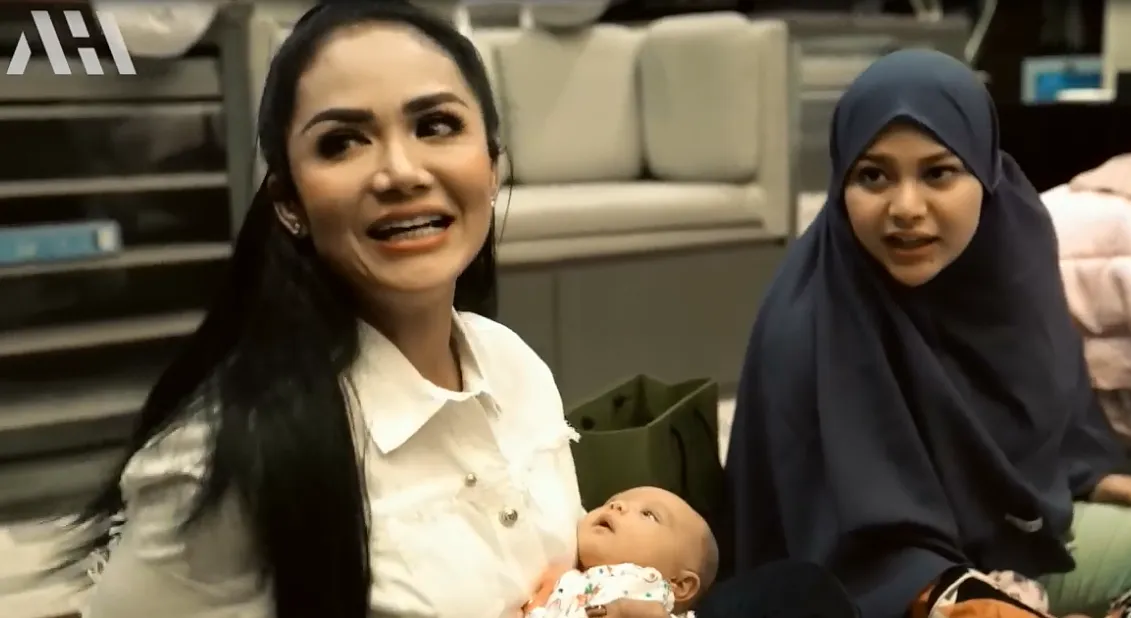 Sambil Gendong Ameena, Krisdayanti Kenang Momen Haru Mengasuh Aurel Saat Bayi 3 Krisdayanti
