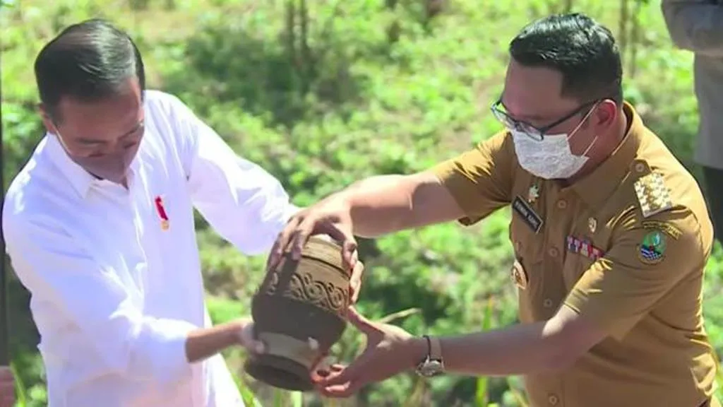 Jokowi Pimpin Ritual Kendi Nusantara di IKN Bersama 34 Gubernur 3 Jokowi