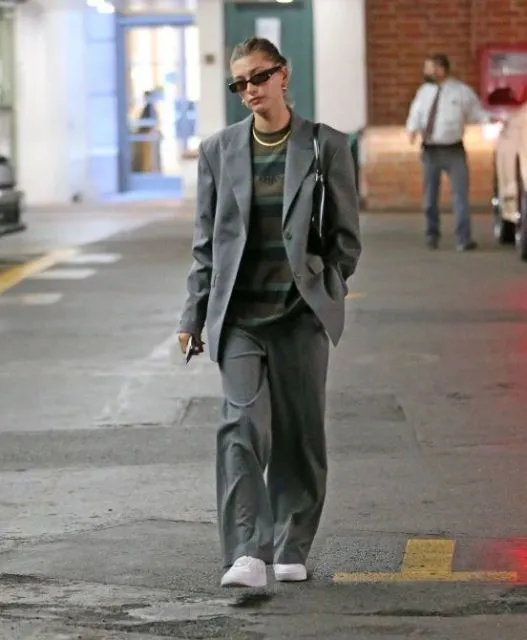9 Padu Padan Blazer ala Hailey Bieber yang Bisa Jadi Inspirasimu 18 Inspirasi padu padan blazer ala Hailey Baldwin