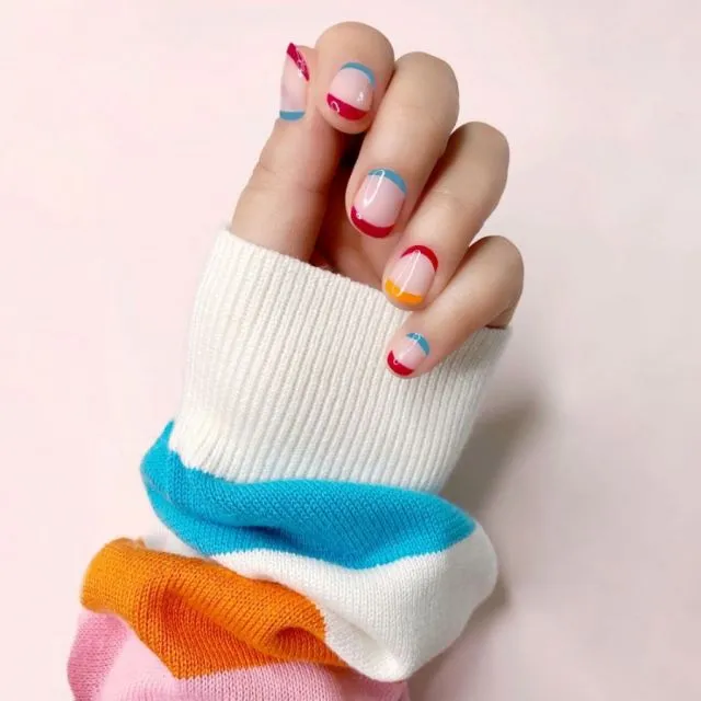 Ide Reverse French Manicure. Gaya Nail Art Cantik yang Lagi Banyak Peminatnya 15 reverse manicure