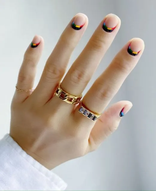 Ide Reverse French Manicure. Gaya Nail Art Cantik yang Lagi Banyak Peminatnya 22