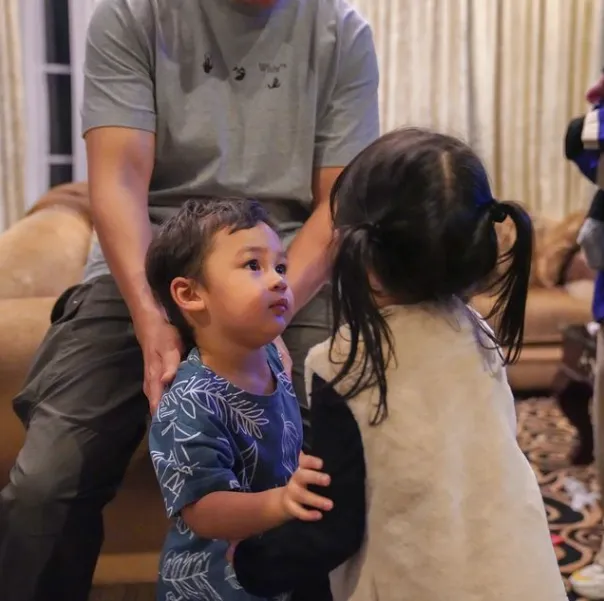 7 Potret Gemas Playdate Kiano dan Lala, Seperti Kakak Beradik! 9 potret gemas playdate Kiano dan Lala