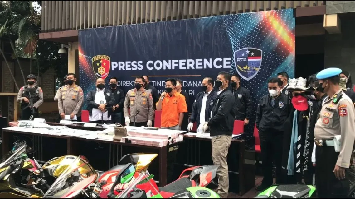 Doni Salmanan Minta Maaf, Gestur Santainya Jadi Sorotan 3 Doni Salmanan meminta maaf kepada masyarakat Indonesia atas kesalahannya