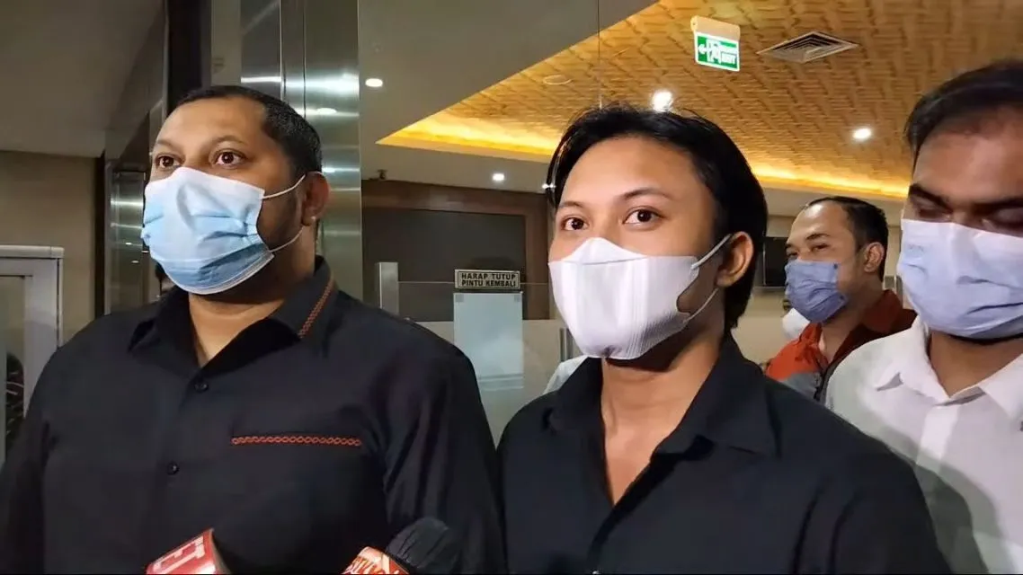 Diperiksa Bareskrim, Rizky Febian Tak Diminta Kembalikan Uang Doni Salmanan 4 Rizky Febian diperiksa empat jam dan 19 pertanyaan di Mabes Polri
