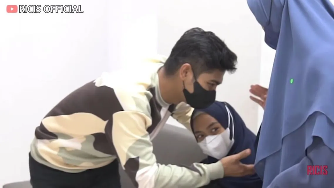 Oki Setiana Dewi Tolak Bersalaman dengan Suami Ria Ricis Jadi Sorotan 4 Warganet beri tanggapan atas sikap Oki Setiana Dewi terhadap adik iparnya