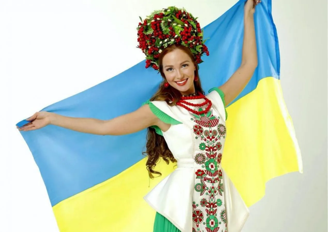 Fakta Anastasiia Lenna, Mantan Miss Ukraina yang Siap Angkat Senjata Melawan Rusia 7 Anastasiia Lenna, berpose memegang bendera kebangsaannya