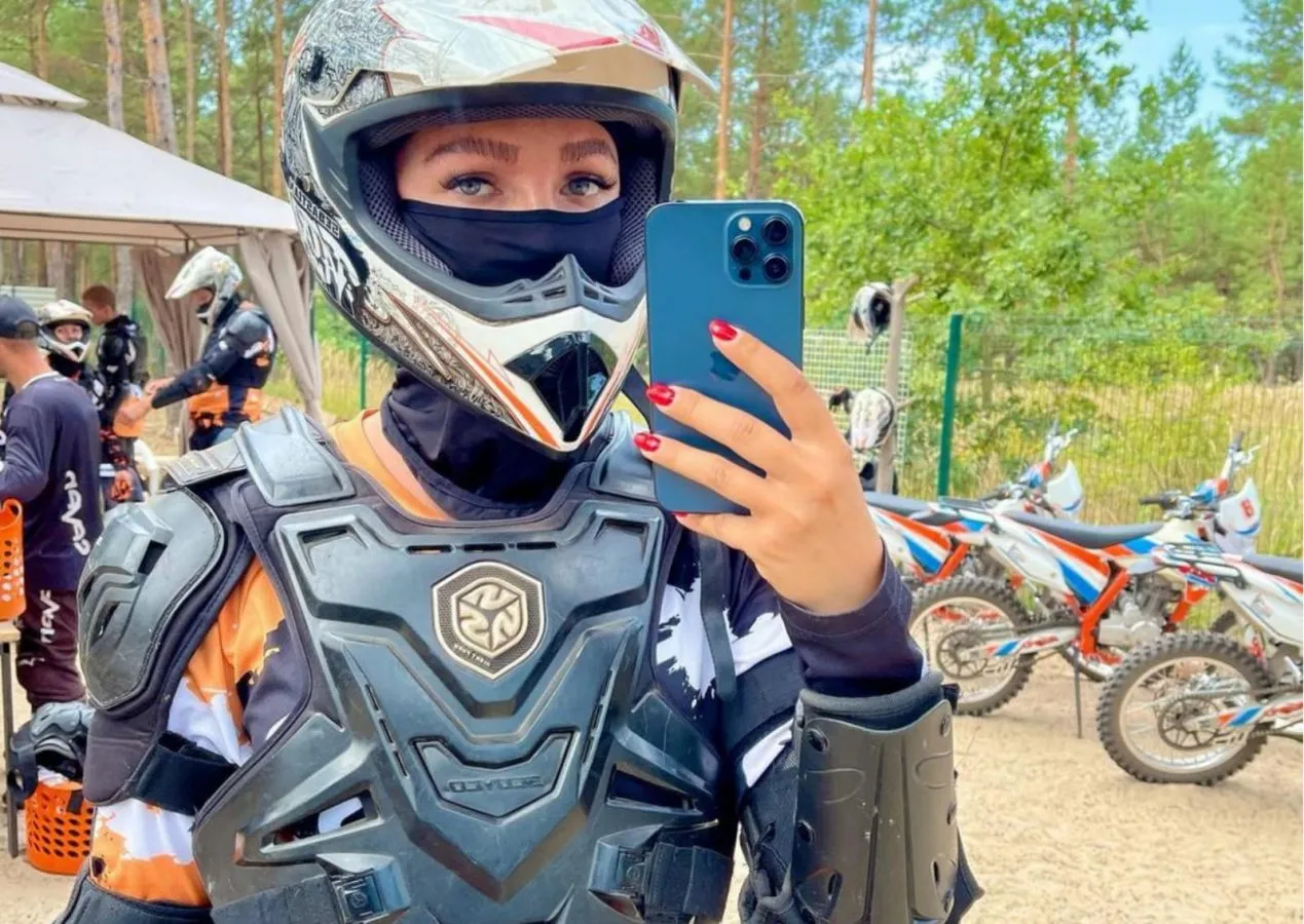 Fakta Anastasiia Lenna, Mantan Miss Ukraina yang Siap Angkat Senjata Melawan Rusia 10 Anastasiia Lenna ketika mengikuti motocross