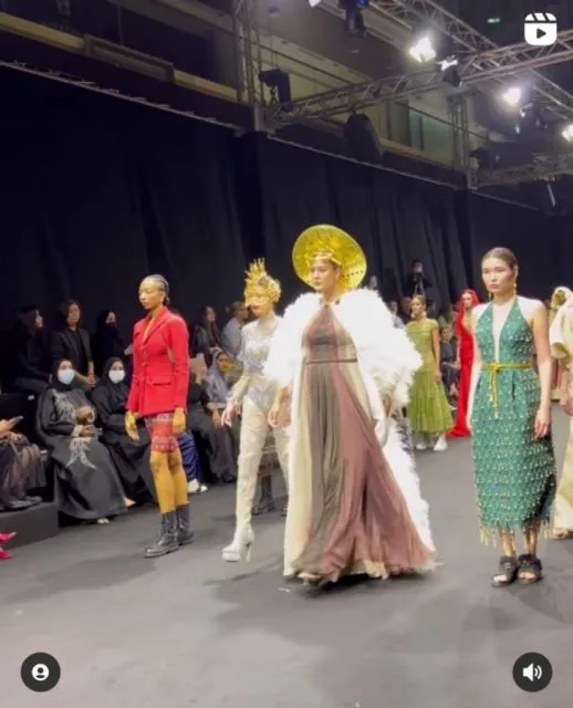 Potret Paula Verhoeven yang Melenggang di Arab Fashion Week 6 Potret Paula di Arab Fashion Week