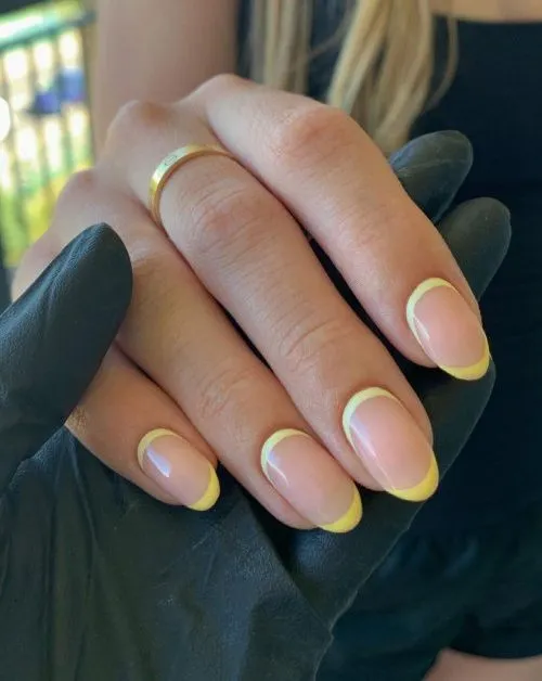 Ide Reverse French Manicure. Gaya Nail Art Cantik yang Lagi Banyak Peminatnya 19 nail art