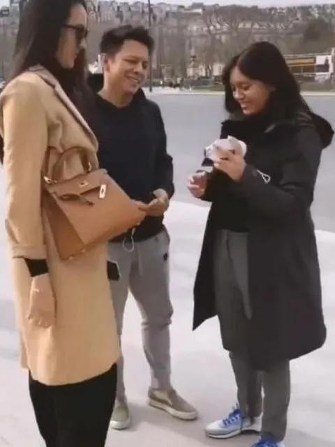 7 Potret Kedekatan Ariel Noah dan Alleia di Paris, Anya Geraldine Jadi Sorotan 12 Ariel Noah dan Alleia di Paris, Anya Geraldine ikut disorot