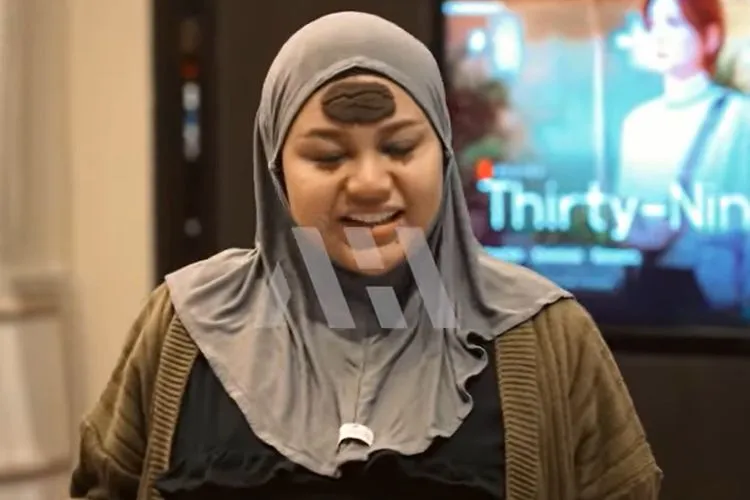 7 Artis yang Nggak Jaim Pakai Pilis Setelah Melahirkan, Terbaru Aurel Hermansyah 8 aurel memakai pilis pasca melahirkan