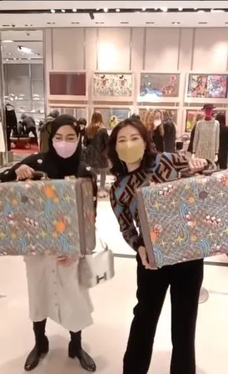 Potret Sarwendah Liburan Sambil Kerja di Paris, Pakai Gaun sampai Daster 12 Sarwendah