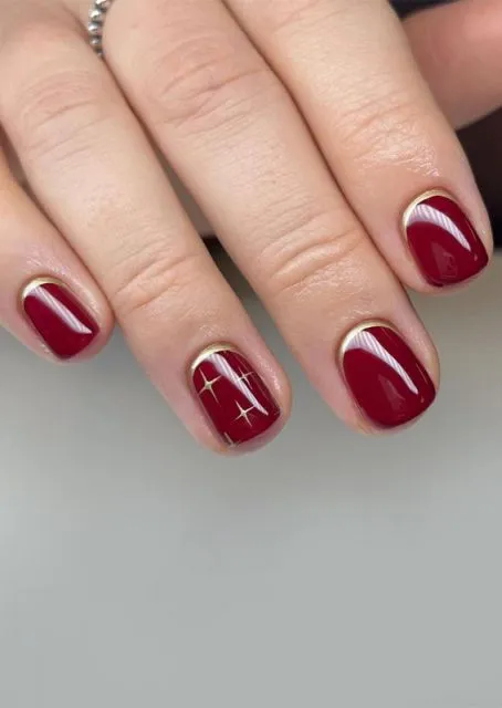 Ide Reverse French Manicure. Gaya Nail Art Cantik yang Lagi Banyak Peminatnya 18 red reverse french manicure
