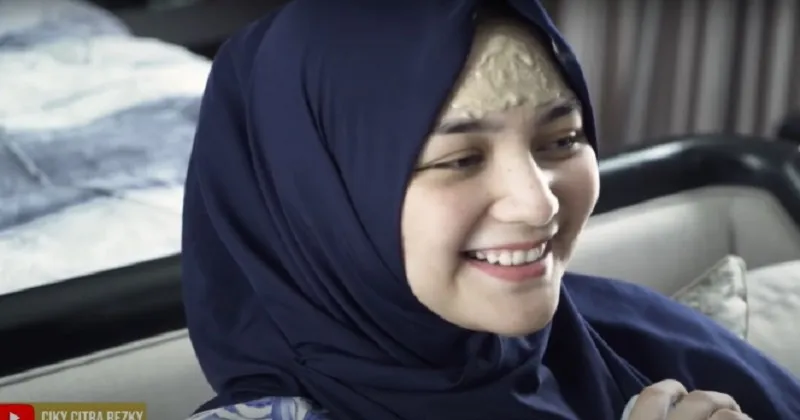 7 Artis yang Nggak Jaim Pakai Pilis Setelah Melahirkan, Terbaru Aurel Hermansyah 10 deretan artis yang memakai pilis