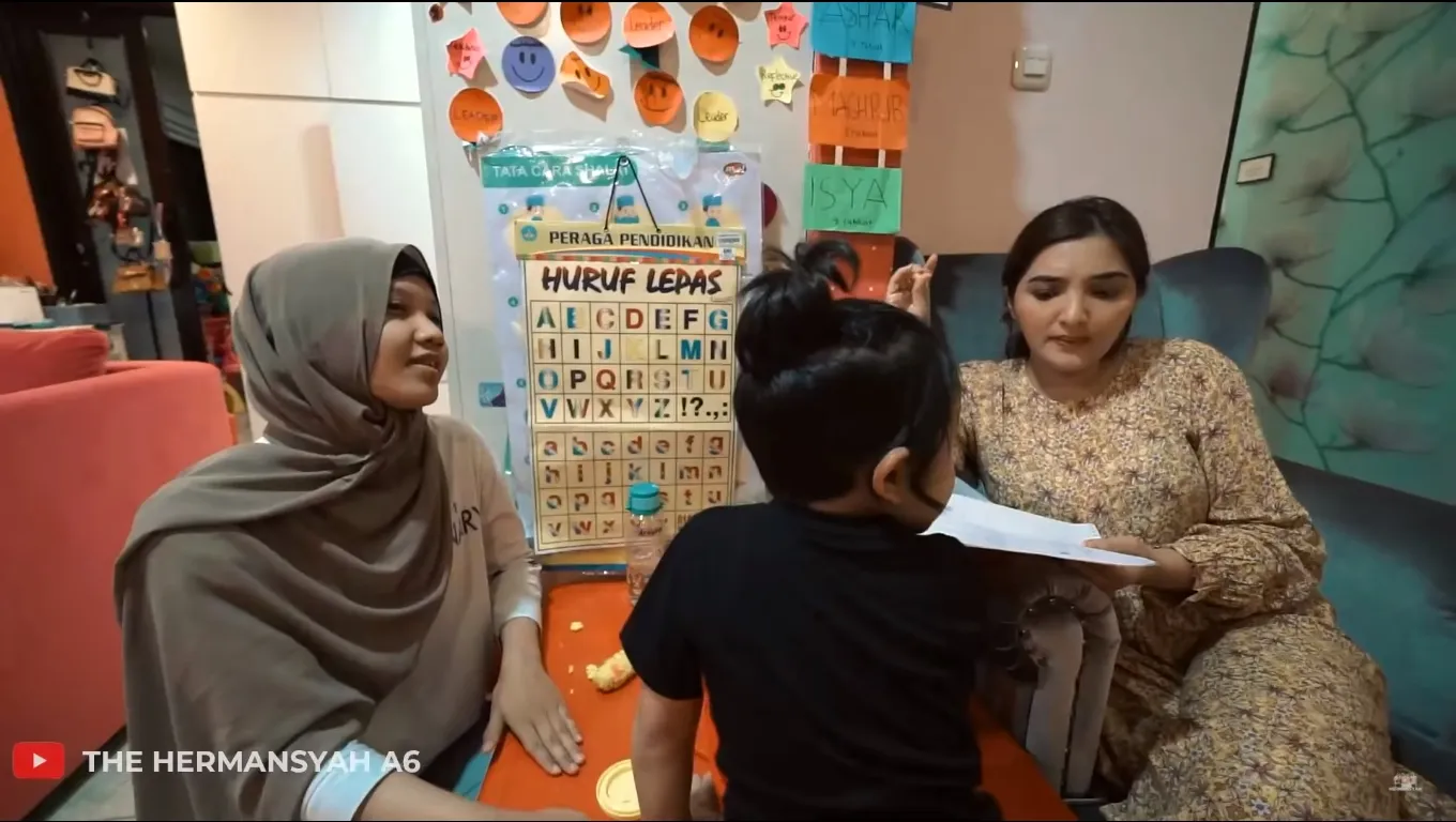 3 Artis yang Banjir Pujian karena Kuliahkan ART. Mulia Banget~ 5 Ashanty