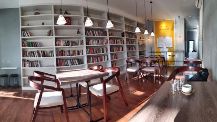 10 Destinasi Wisata untuk Pencinta Buku di Yogyakarta dengan Berbagai Suasana 19 hipwee-destinasi wisata untuk pencinta buku di yogyakarta - sintesis coffee