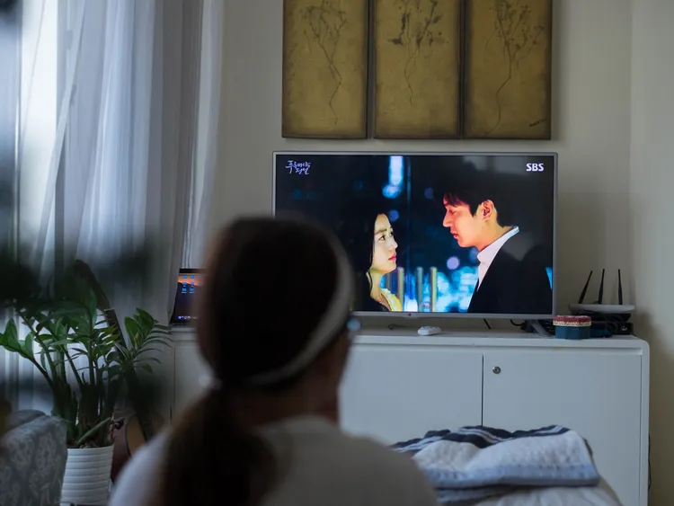 Alasan Orang Indonesia Gemar Nonton Drama Korea. Relate? 6 Nonton drakor