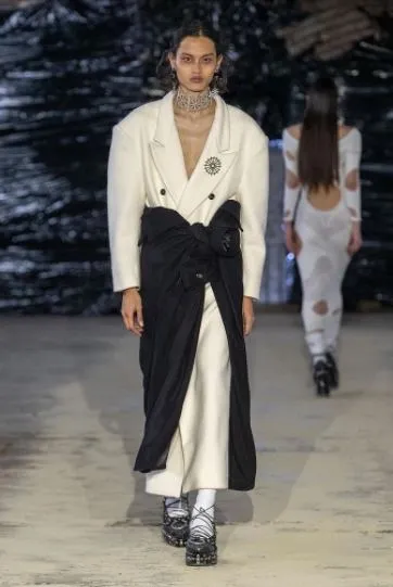 7 Potret Rizal Rama, Model Indonesia yang Tampil di Paris Fashion Week 2022 15 Rizal Rama